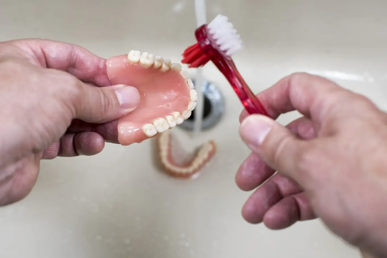 mycie protezy zębowej